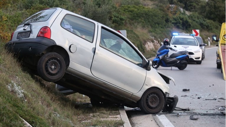 FOTO Divljao BMW-om kod Šibenika, izazvao lančani sudar. Dijete teško ozlijeđeno